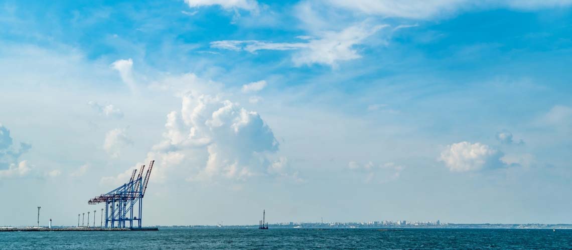 Grúas para contenedores en una terminal portuaria de carga. Foto: © Vadym Stock / Shutterstock Grúas para contenedores en una terminal portuaria de carga. Foto: © Vadym Stock / Shutterstock
